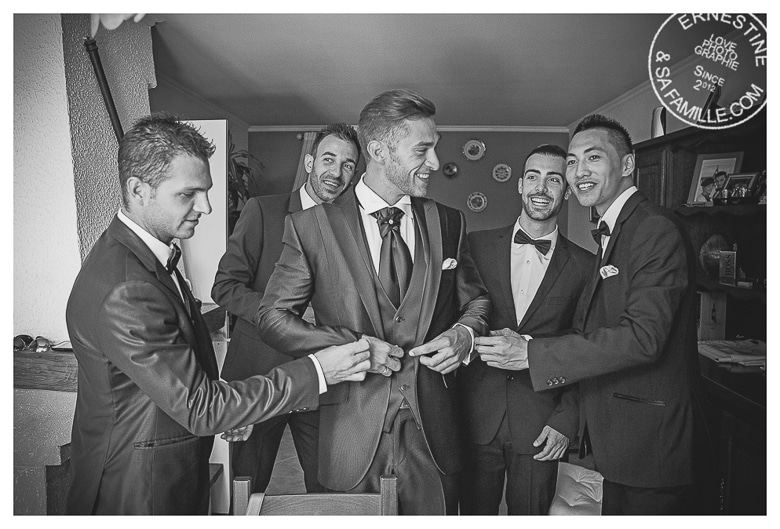 préparatif du marié avec ses témoins à Martigues reportage photo de mariage par Ernestine et sa famille