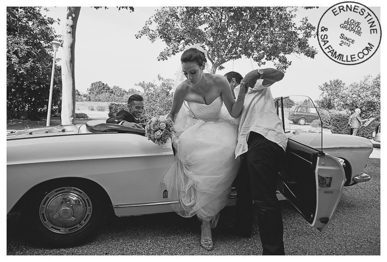 Arrivée de la mariée à l'église en voiture de collection en Camargue, reportage photo de mariage par Ernestine et sa famille