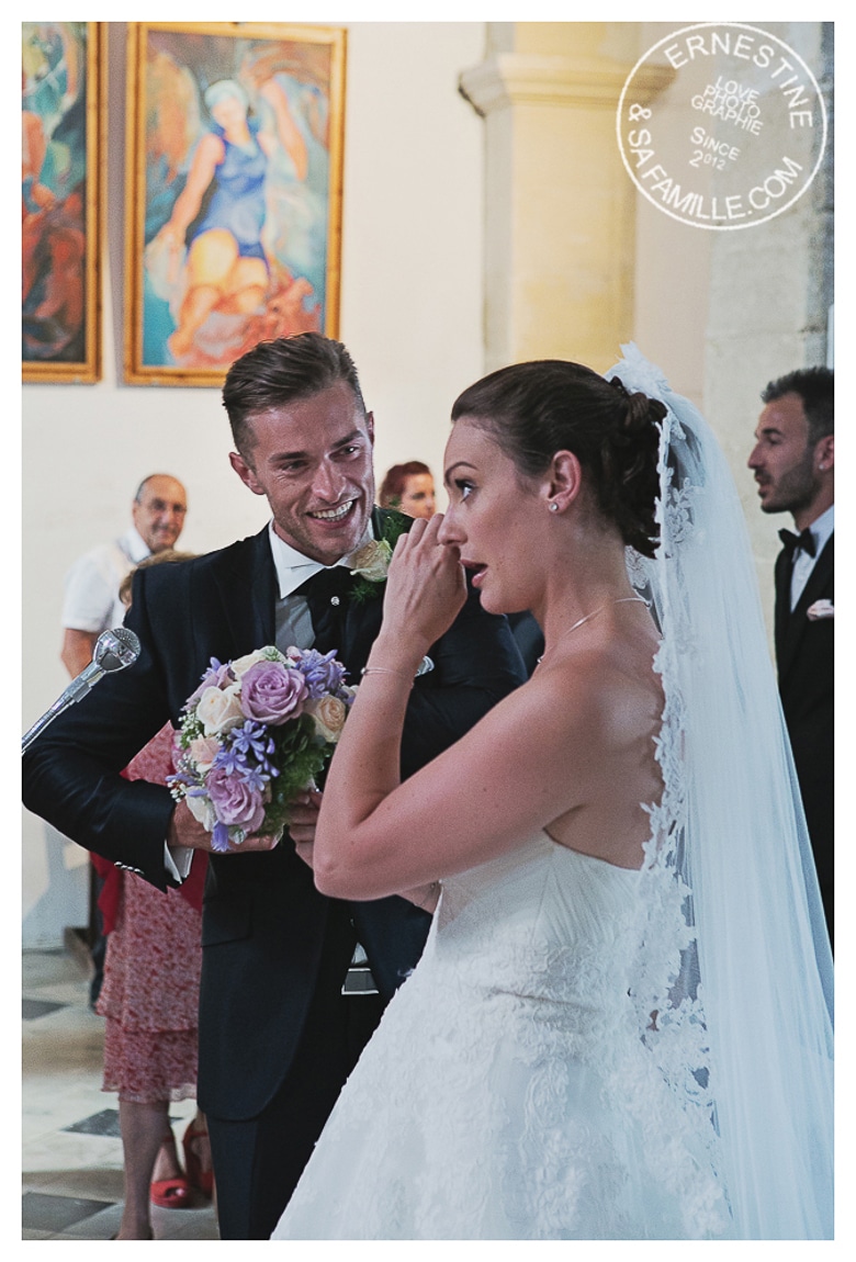 Emotion de la mariée qui vient d'entrer dans l'église, mariage en Camargue, reportage photo de mariage par Ernestine et sa famille