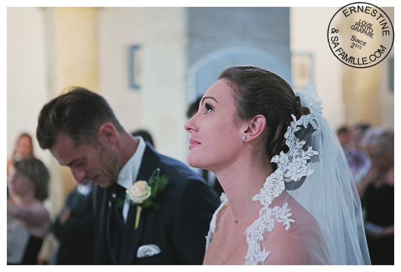 Emotion de la mariée pendant la cérémonie, mariage en Camargue, reportage photo de mariage par Ernestine et sa famille