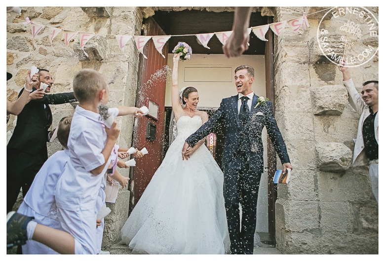 Sortie des mariés avec confettis de lavande, mariage en Camargue, reportage photo de mariage par Ernestine et sa famille