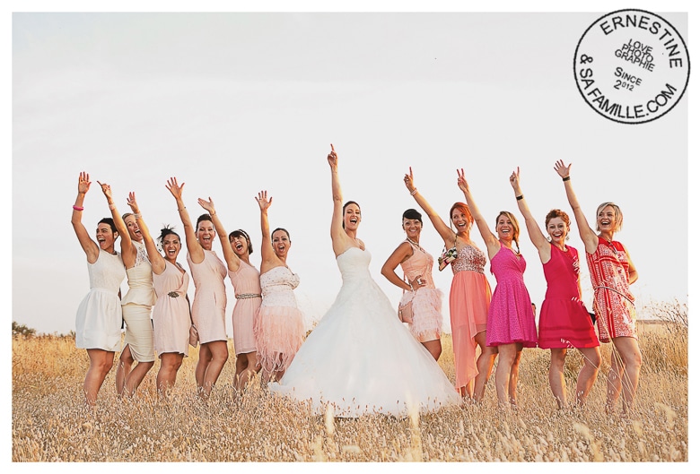 Photo de demoiselles d'honneur en dégradé de rose, mariage en Camargue, reportage photo de mariage par Ernestine et sa famille
