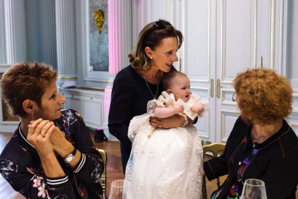 photographe reportage de baptême famille Hotel Napoleon Biarritz Ernestine et sa famille
