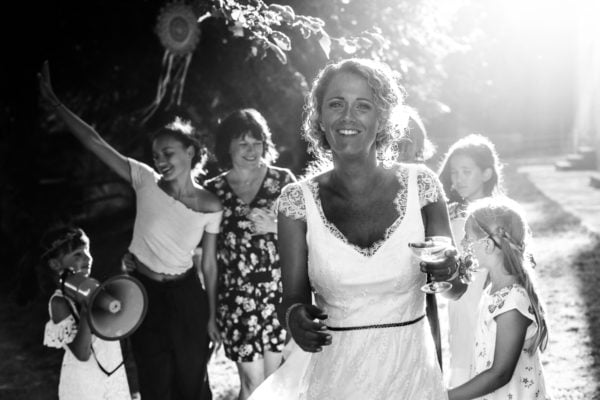 reportage photo de mariage en Ardèche une grande fête de mariage cool et familial