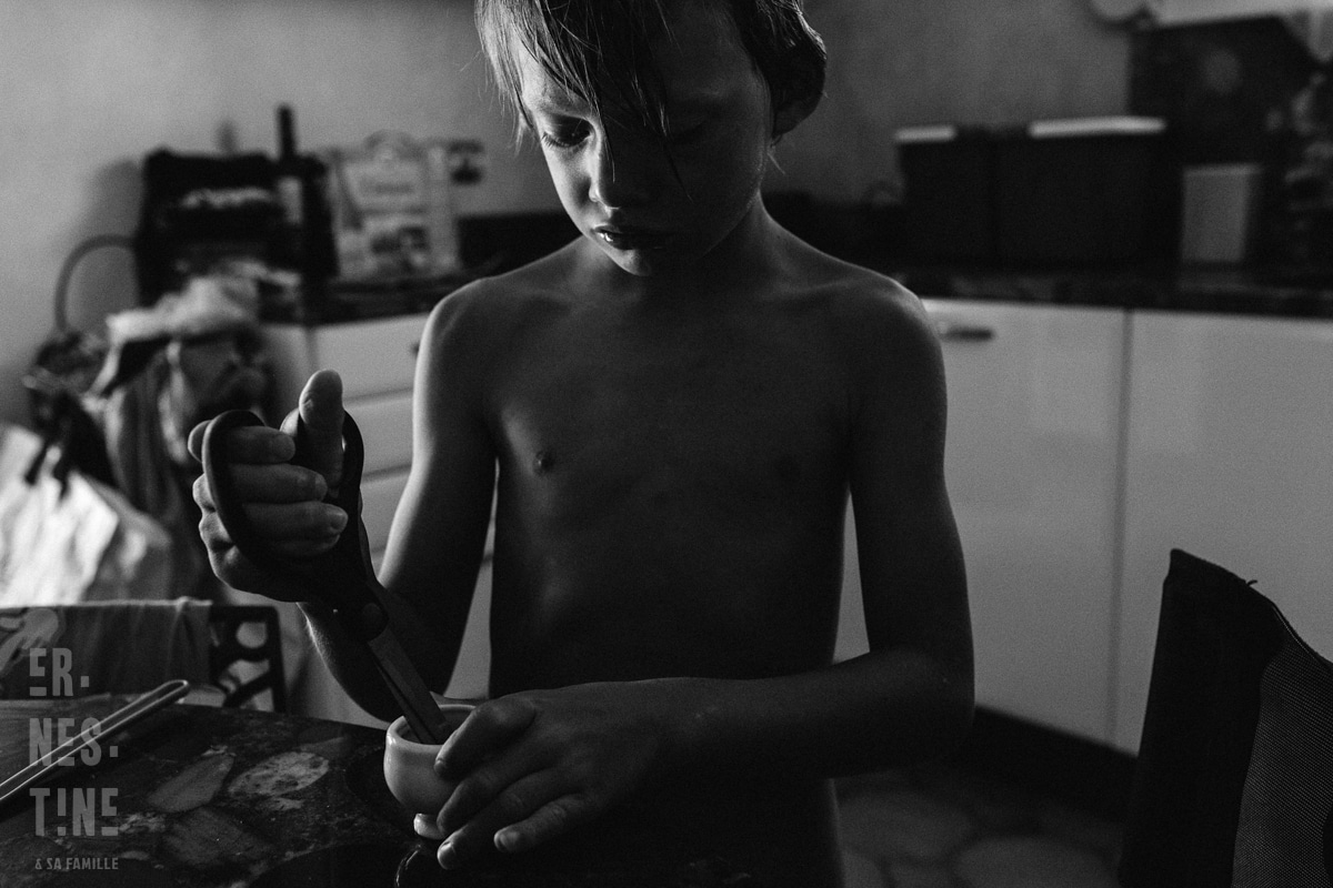 Reportage documentaire de famille à domicile à Besançon dans le doubt