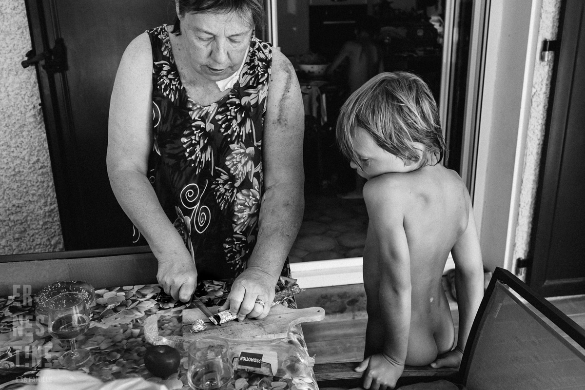 Reportage documentaire de famille à domicile à Besançon dans le doubt
