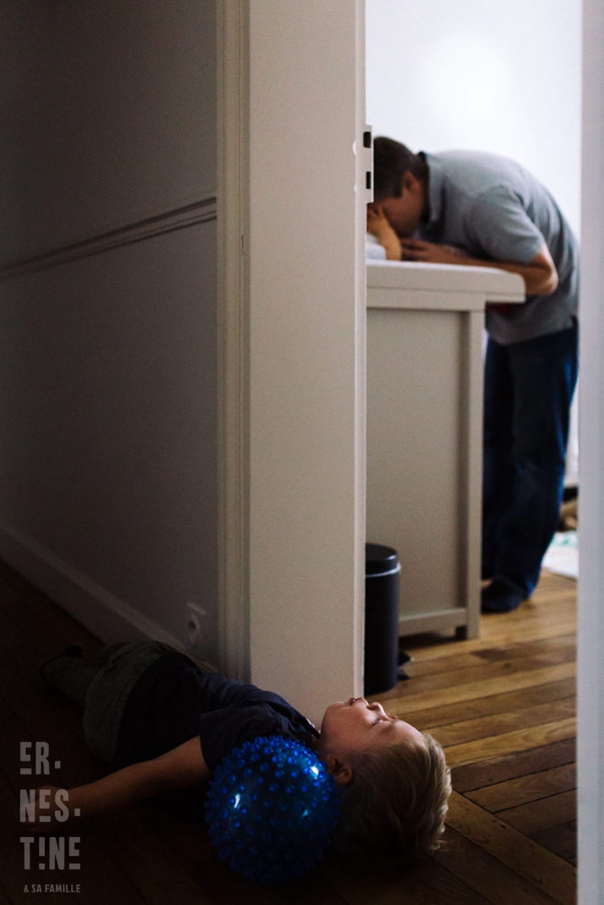 Ernestine-et-sa-famille-wedding and life photographer_-24 ‣ Photographe de famille à l'approche documentaire pour vos évènements ou votre vie quotidienne, à Paris et dans toute la France Reportage Documentaire de famille à Neuilly dans les Hauts-de-Seine