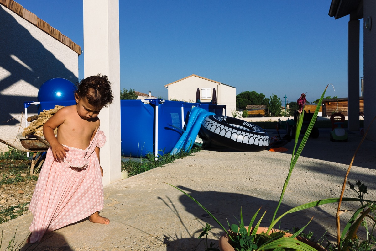 Ernestine-et-sa-famille-wedding and life photographer_MG-14 ‣ Photographe de famille à l'approche documentaire pour vos évènements ou votre vie quotidienne, à Paris et dans toute la France pas facile reportage de baptême dans la drome photographe de famille