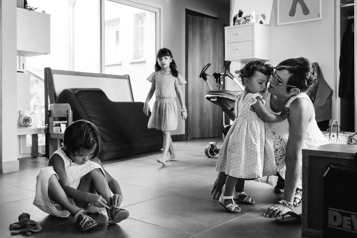 Ernestine-et-sa-famille-wedding and life photographer_MG-15 ‣ Photographe de famille à l'approche documentaire pour vos évènements ou votre vie quotidienne, à Paris et dans toute la France enfants qui mettent leur chaussures reportage de baptême dans la drome photographe de famille