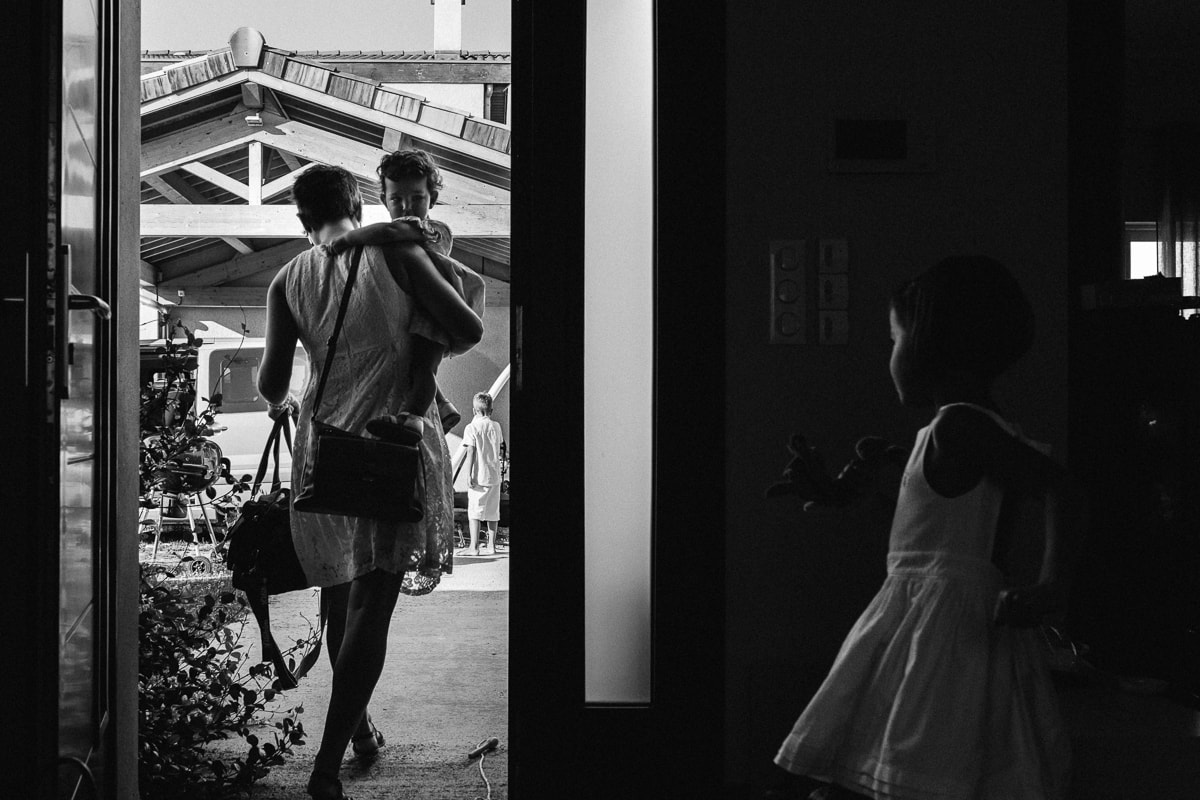 Ernestine-et-sa-famille-wedding and life photographer_MG-16 ‣ Photographe de famille à l'approche documentaire pour vos évènements ou votre vie quotidienne, à Paris et dans toute la France départ reportage de baptême dans la drome photographe de famille