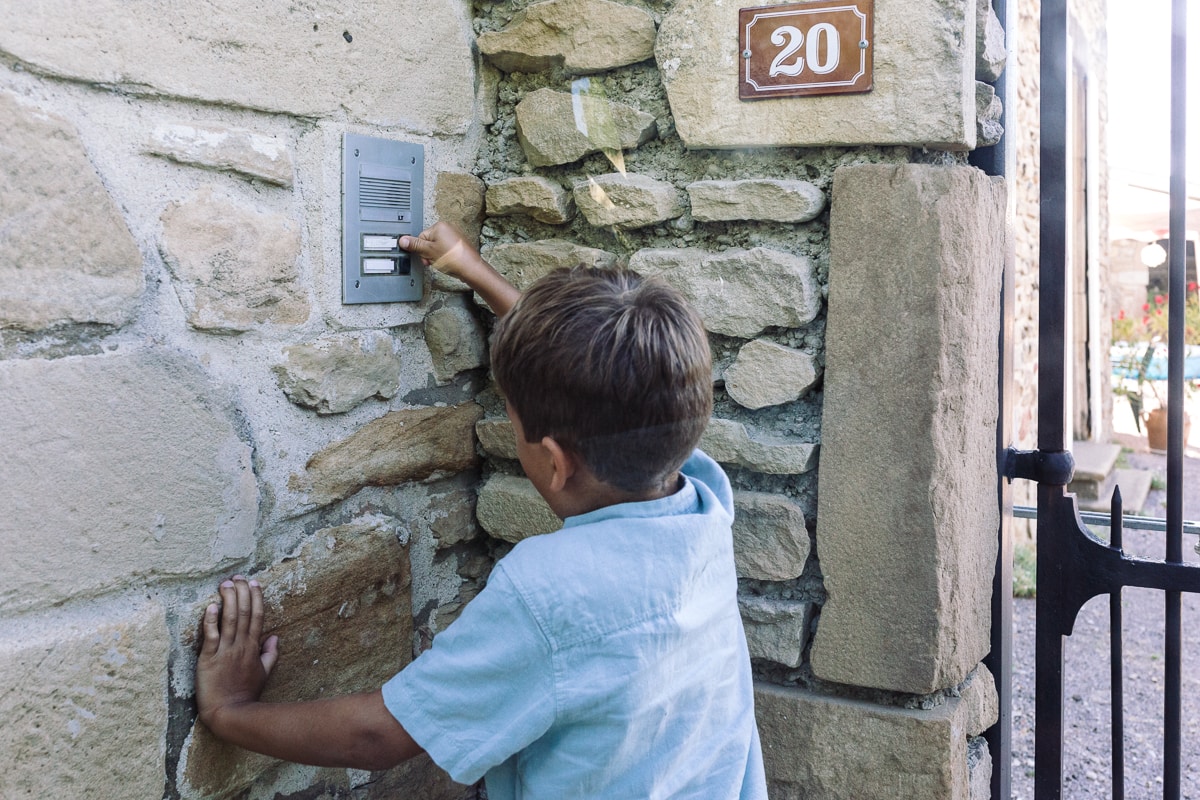 Ernestine-et-sa-famille-wedding and life photographer_MG-18 ‣ Photographe de famille à l'approche documentaire pour vos évènements ou votre vie quotidienne, à Paris et dans toute la France arrivée reportage de baptême dans la drome photographe de famille