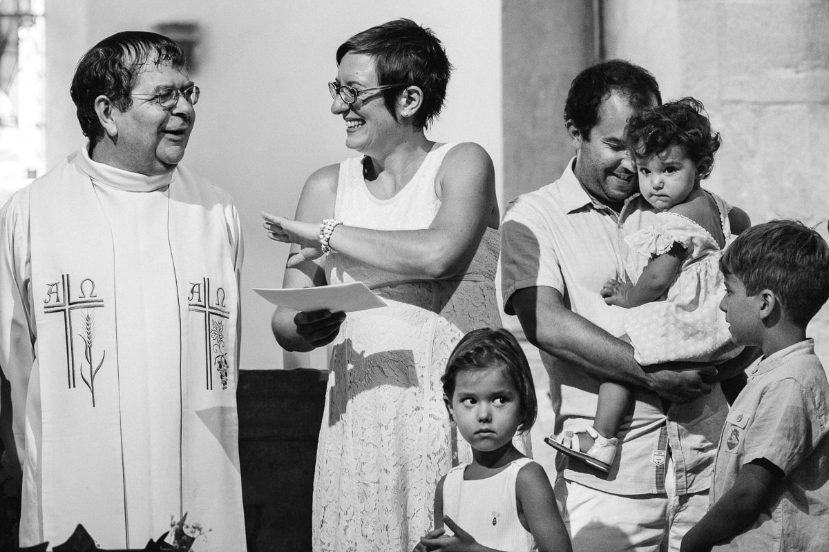Ernestine-et-sa-famille-wedding and life photographer_MG-25 ‣ Photographe de famille à l'approche documentaire pour vos évènements ou votre vie quotidienne, à Paris et dans toute la France reportage de baptême avec les frères et sœurs dans la drome photographe de famille