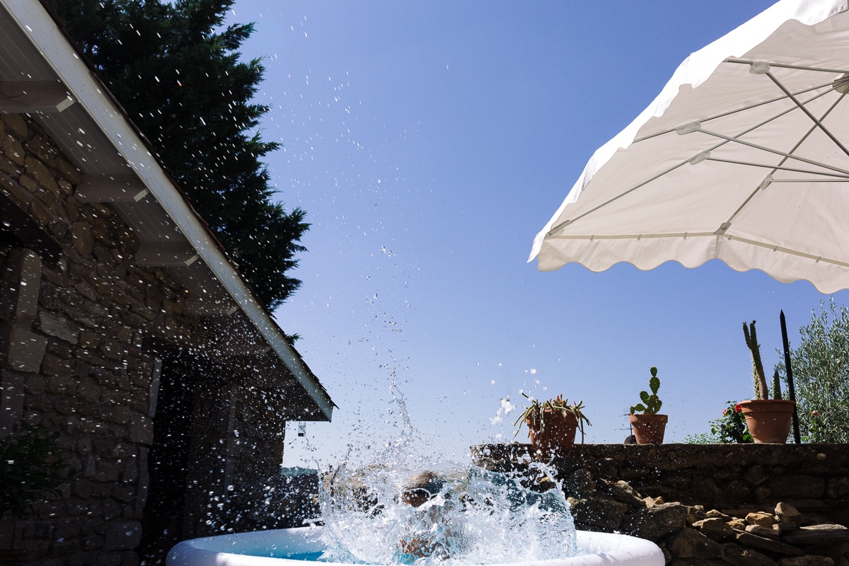 Ernestine-et-sa-famille-wedding and life photographer_MG-32 ‣ Photographe de famille à l'approche documentaire pour vos évènements ou votre vie quotidienne, à Paris et dans toute la France plouf dans la piscine pendant reportage documentaire de famille et baptême