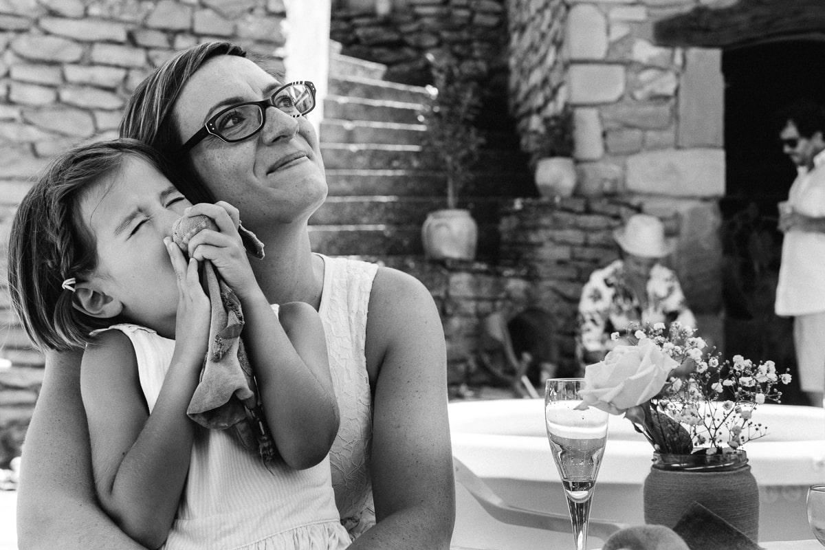 Ernestine-et-sa-famille-wedding and life photographer_MG-33 ‣ Photographe de famille à l'approche documentaire pour vos évènements ou votre vie quotidienne, à Paris et dans toute la France câlin avec maman pendant reportage documentaire de famille et baptême