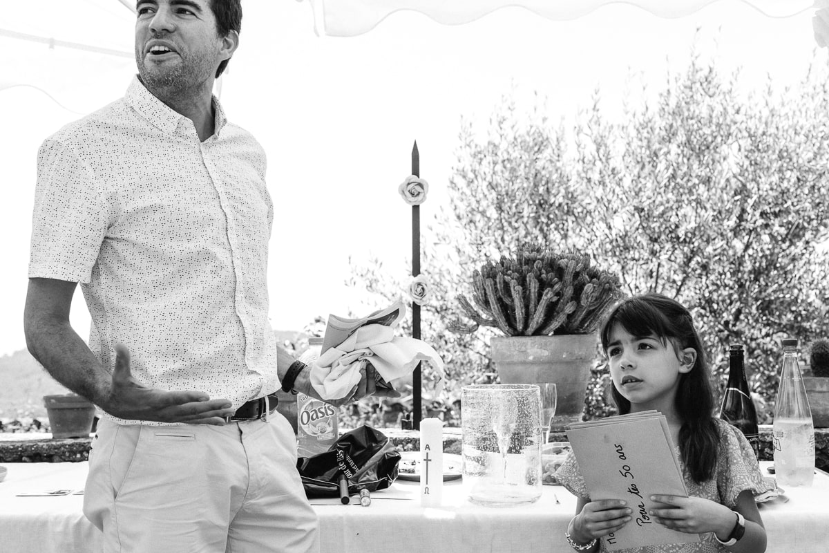 Ernestine-et-sa-famille-wedding and life photographer_MG-34 ‣ Photographe de famille à l'approche documentaire pour vos évènements ou votre vie quotidienne, à Paris et dans toute la France discours du parrain pendant reportage documentaire de famille et baptême