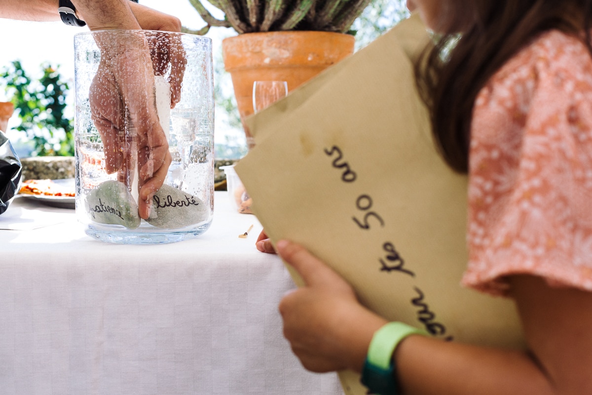 Ernestine-et-sa-famille-wedding and life photographer_MG-35 ‣ Photographe de famille à l'approche documentaire pour vos évènements ou votre vie quotidienne, à Paris et dans toute la France galets a conserver pendant reportage documentaire de famille et baptême