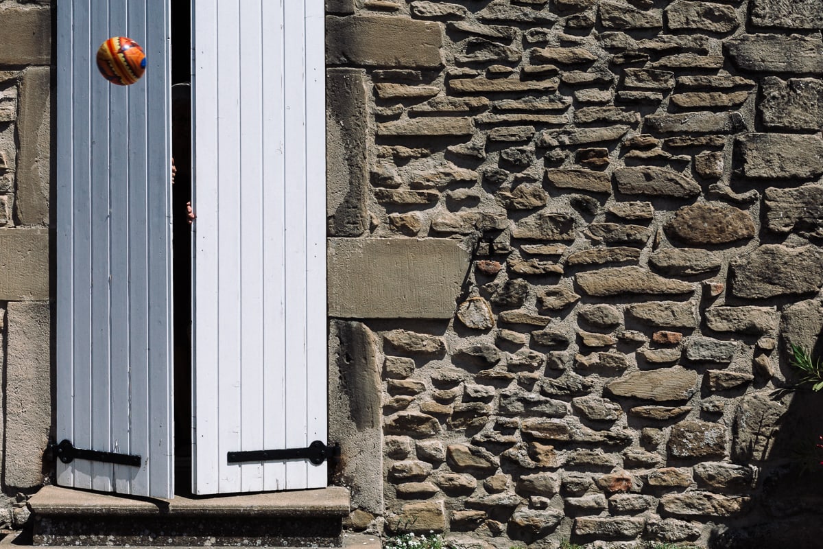Ernestine-et-sa-famille-wedding and life photographer_MG-37 ‣ Photographe de famille à l'approche documentaire pour vos évènements ou votre vie quotidienne, à Paris et dans toute la France passage du ballon pendant reportage documentaire de famille et baptême