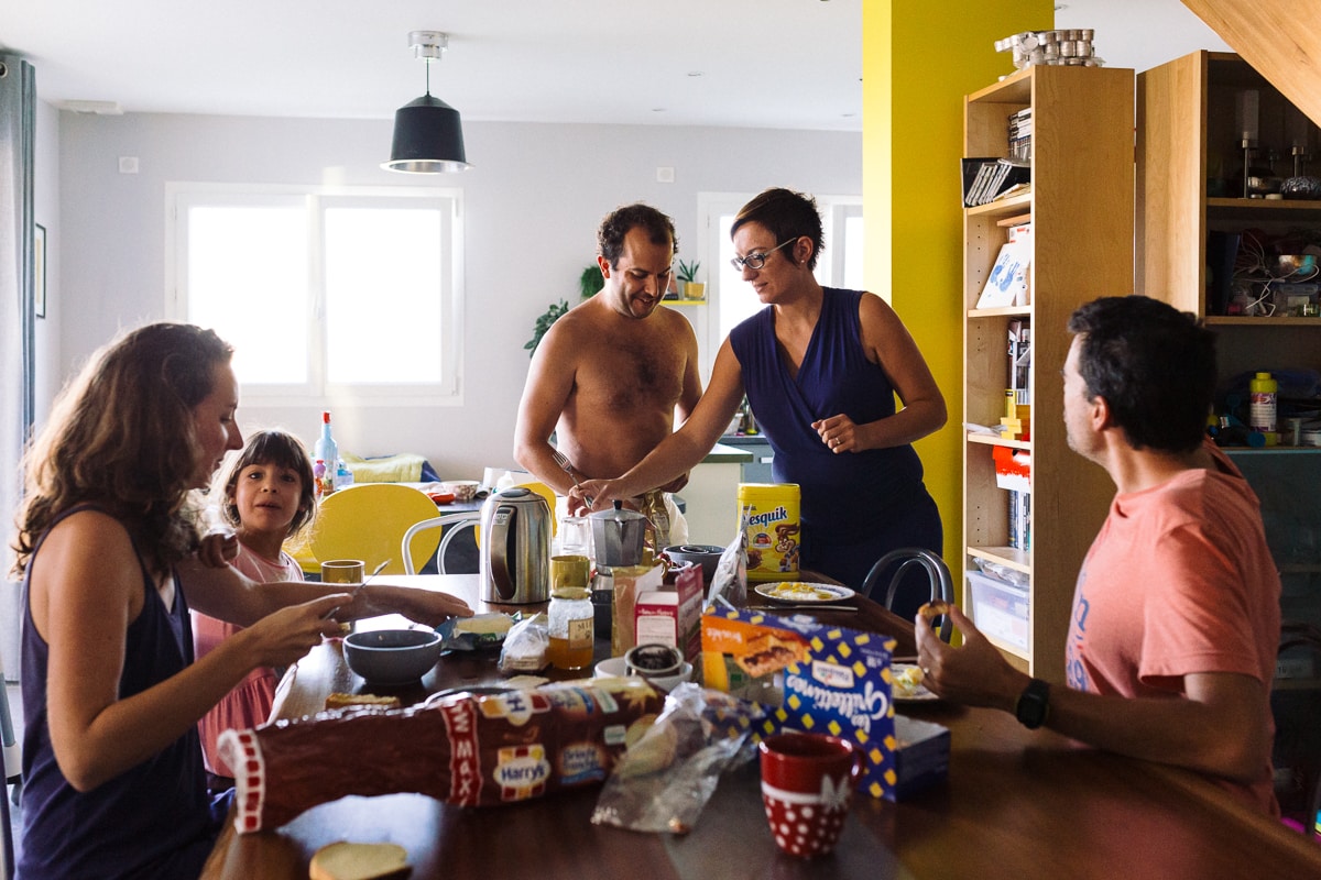 Ernestine-et-sa-famille-wedding and life photographer_MG-4 ‣ Photographe de famille à l'approche documentaire pour vos évènements ou votre vie quotidienne, à Paris et dans toute la France reportage de baptême dans la drome photographe de famille