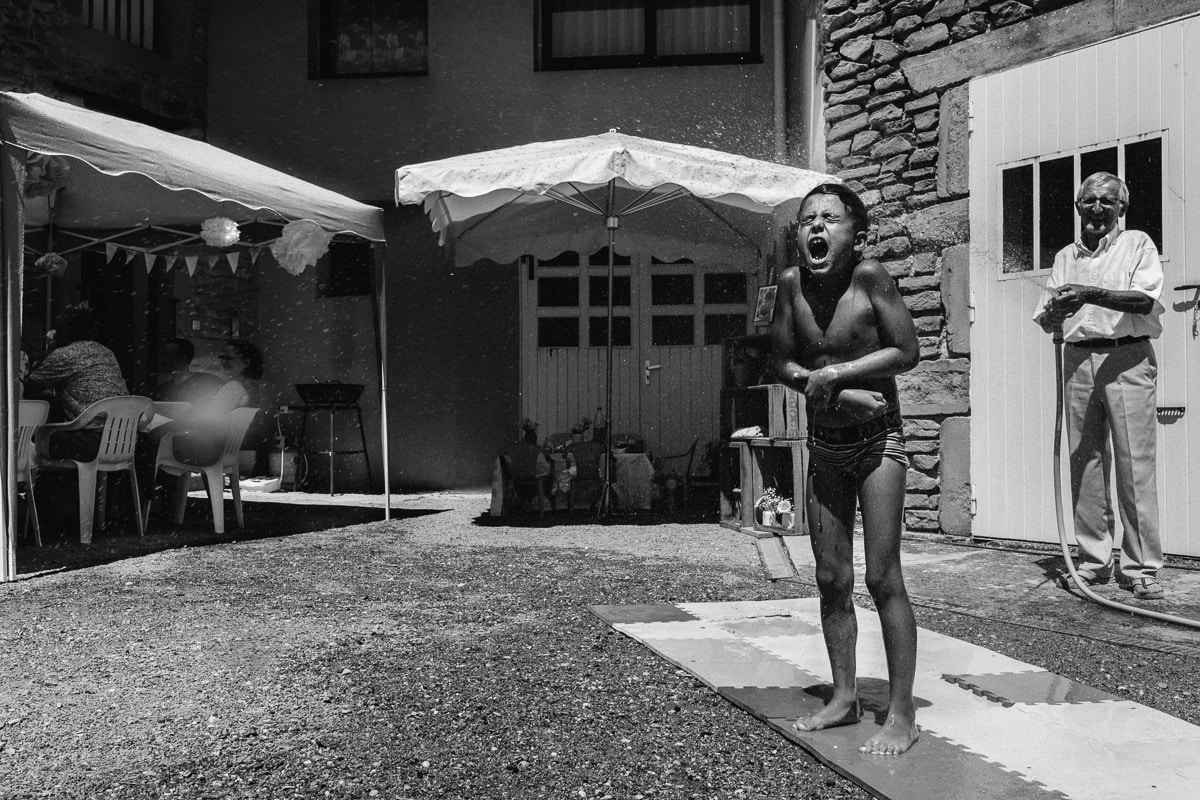 Ernestine-et-sa-famille-wedding and life photographer_MG-40 ‣ Photographe de famille à l'approche documentaire pour vos évènements ou votre vie quotidienne, à Paris et dans toute la France jet d'eau pendant reportage documentaire de famille et baptême