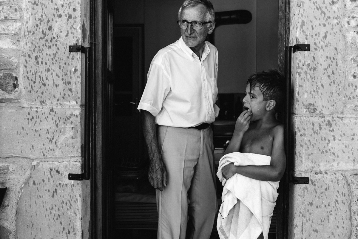 Ernestine-et-sa-famille-wedding and life photographer_MG-42 ‣ Photographe de famille à l'approche documentaire pour vos évènements ou votre vie quotidienne, à Paris et dans toute la France avec papi pendant reportage documentaire de famille et baptême