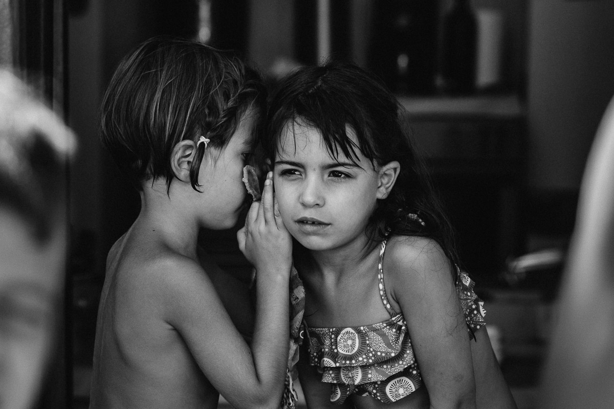 Ernestine-et-sa-famille-wedding and life photographer_MG-43 ‣ Photographe de famille à l'approche documentaire pour vos évènements ou votre vie quotidienne, à Paris et dans toute la France complicité des copines pendant reportage documentaire de famille et baptême