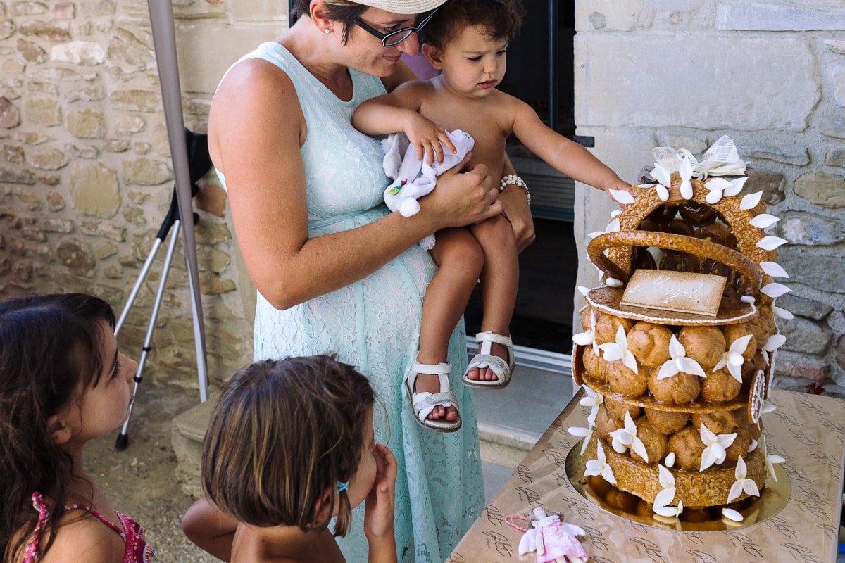 Ernestine-et-sa-famille-wedding and life photographer_MG-45 ‣ Photographe de famille à l'approche documentaire pour vos évènements ou votre vie quotidienne, à Paris et dans toute la France la pièce montée pendant reportage documentaire de famille et baptême