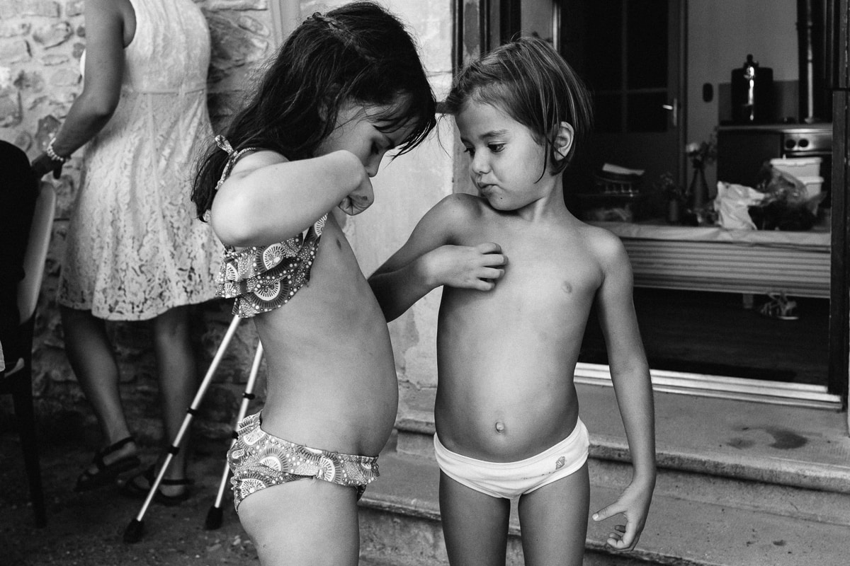 Ernestine-et-sa-famille-wedding and life photographer_MG-46 ‣ Photographe de famille à l'approche documentaire pour vos évènements ou votre vie quotidienne, à Paris et dans toute la France les copines pendant reportage documentaire de famille et baptême