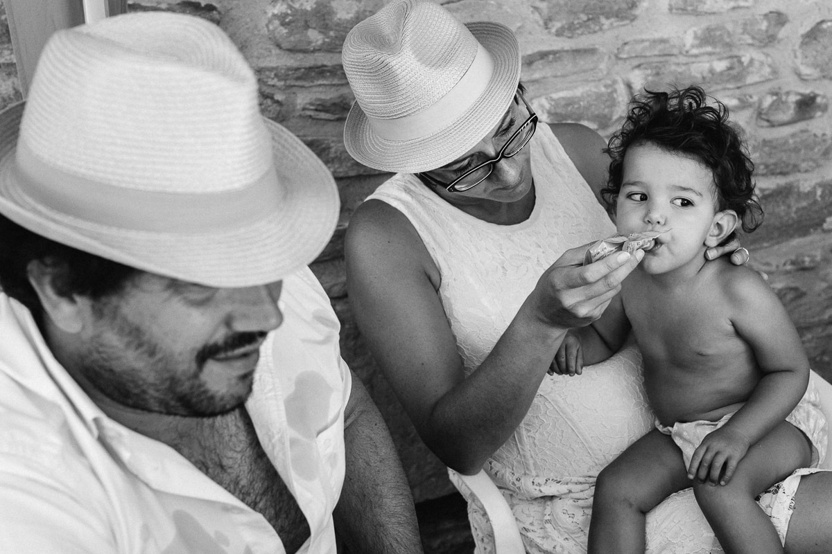 Ernestine-et-sa-famille-wedding and life photographer_MG-47 ‣ Photographe de famille à l'approche documentaire pour vos évènements ou votre vie quotidienne, à Paris et dans toute la France moment du goûter pendant reportage documentaire de famille et baptême