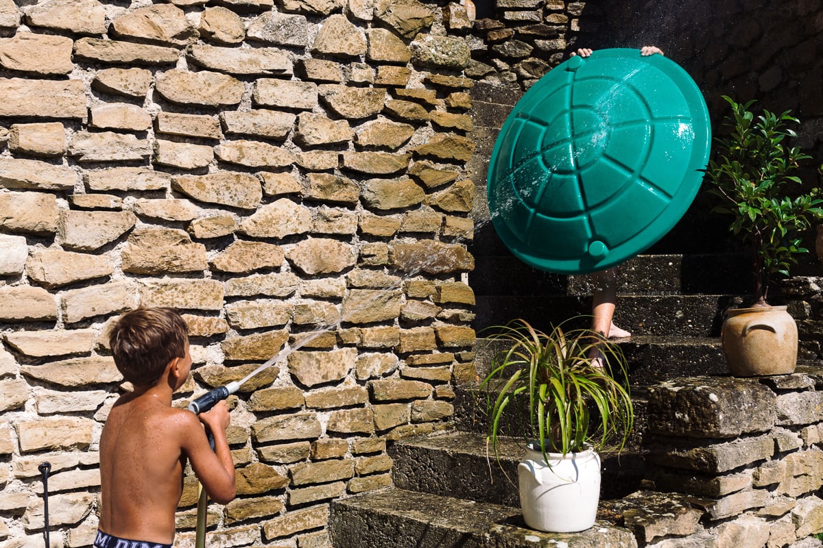 Ernestine-et-sa-famille-wedding and life photographer_MG-48 ‣ Photographe de famille à l'approche documentaire pour vos évènements ou votre vie quotidienne, à Paris et dans toute la France jeux d'eau pendant reportage documentaire de famille et baptême