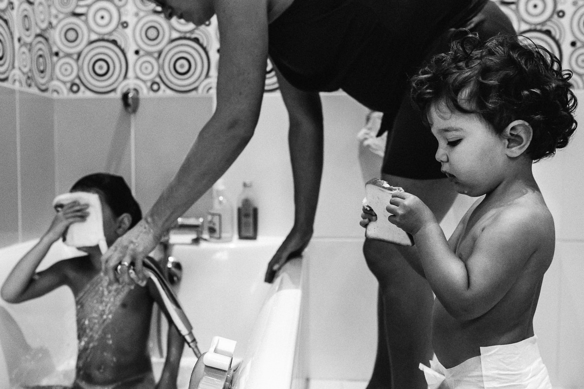 Ernestine-et-sa-famille-wedding and life photographer_MG-6 ‣ Photographe de famille à l'approche documentaire pour vos évènements ou votre vie quotidienne, à Paris et dans toute la France reportage de baptême dans la drome photographe de famille