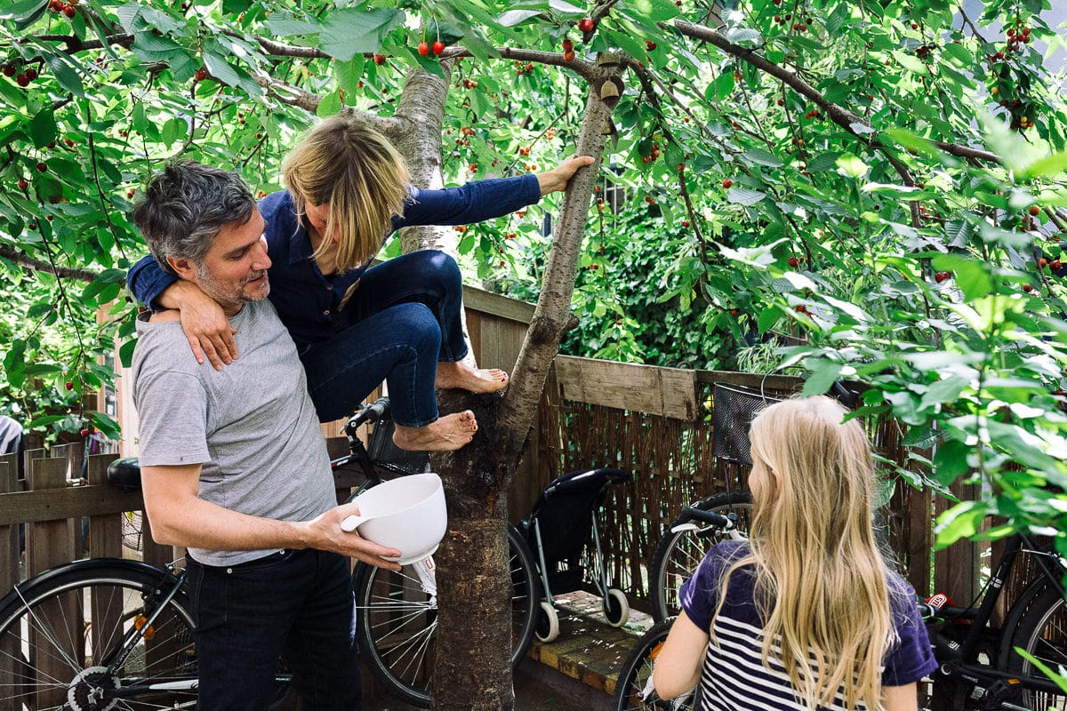 Ernestine-et-sa-famille-wedding and life photographer_NO-10 ‣ Photographe de famille à l'approche documentaire pour vos évènements ou votre vie quotidienne, à Paris et dans toute la France Reportage de famille à Paris, en ile de France