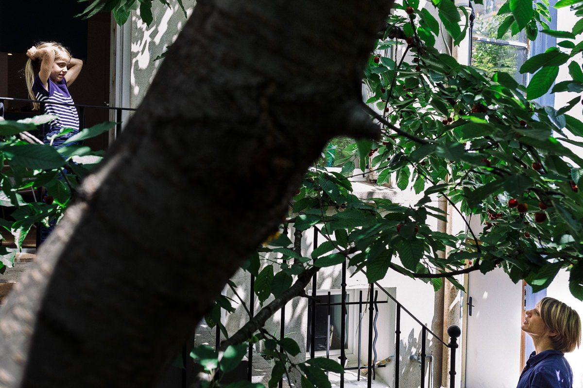 Ernestine-et-sa-famille-wedding and life photographer_NO-11 ‣ Photographe de famille à l'approche documentaire pour vos évènements ou votre vie quotidienne, à Paris et dans toute la France Reportage de famille à Paris, en ile de France