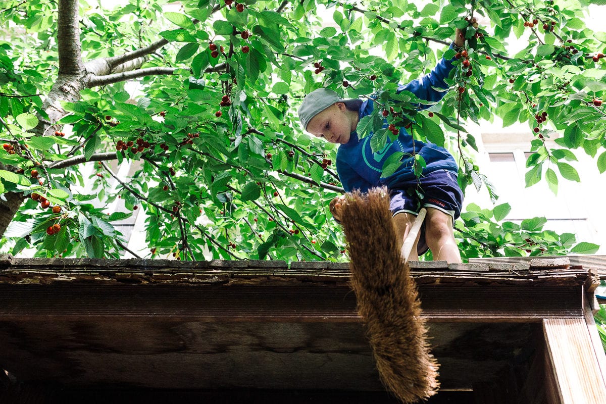 Ernestine-et-sa-famille-wedding and life photographer_NO-12 ‣ Photographe de famille à l'approche documentaire pour vos évènements ou votre vie quotidienne, à Paris et dans toute la France Reportage de famille à Paris, en ile de France