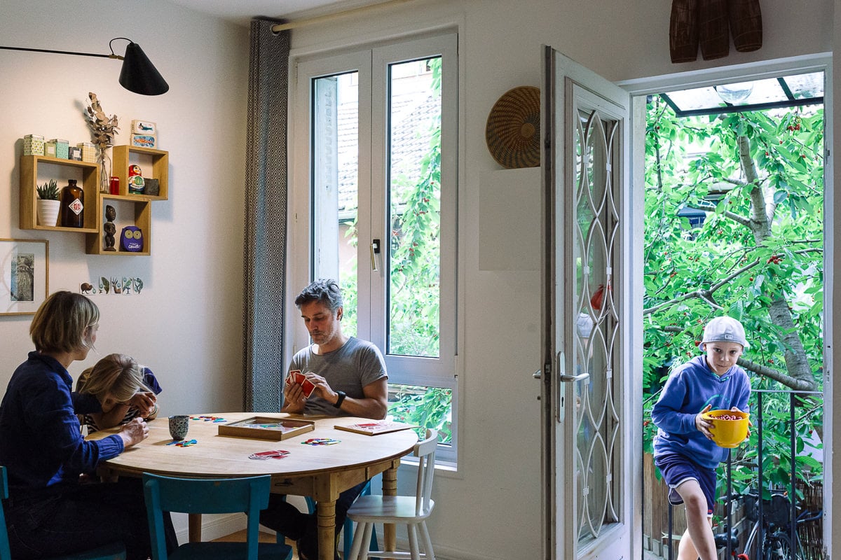 Ernestine-et-sa-famille-wedding and life photographer_NO-13 ‣ Photographe de famille à l'approche documentaire pour vos évènements ou votre vie quotidienne, à Paris et dans toute la France Reportage de famille à Paris, en ile de France