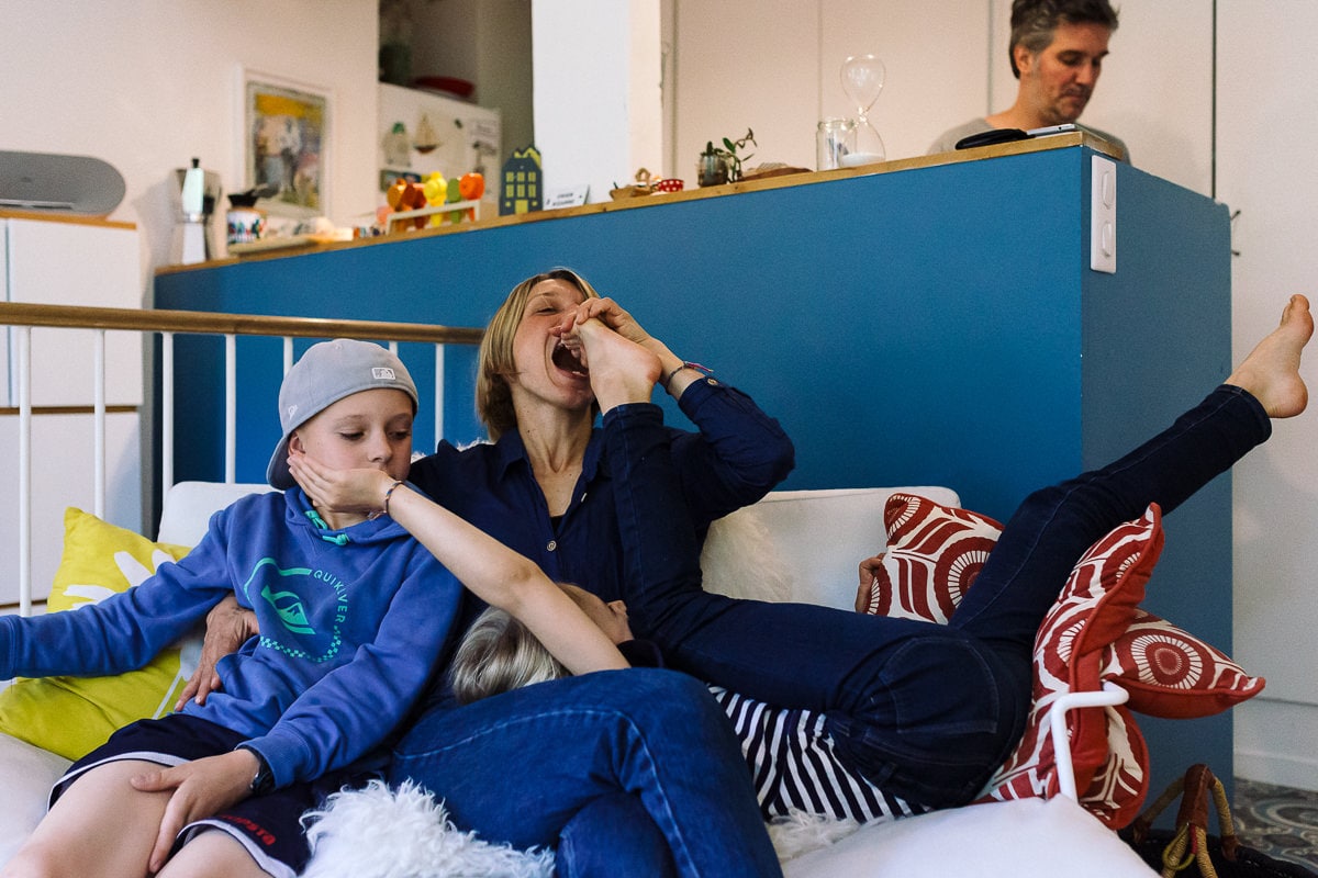 Ernestine-et-sa-famille-wedding and life photographer_NO-25 ‣ Photographe de famille à l'approche documentaire pour vos évènements ou votre vie quotidienne, à Paris et dans toute la France Reportage de famille à Paris, en ile de France