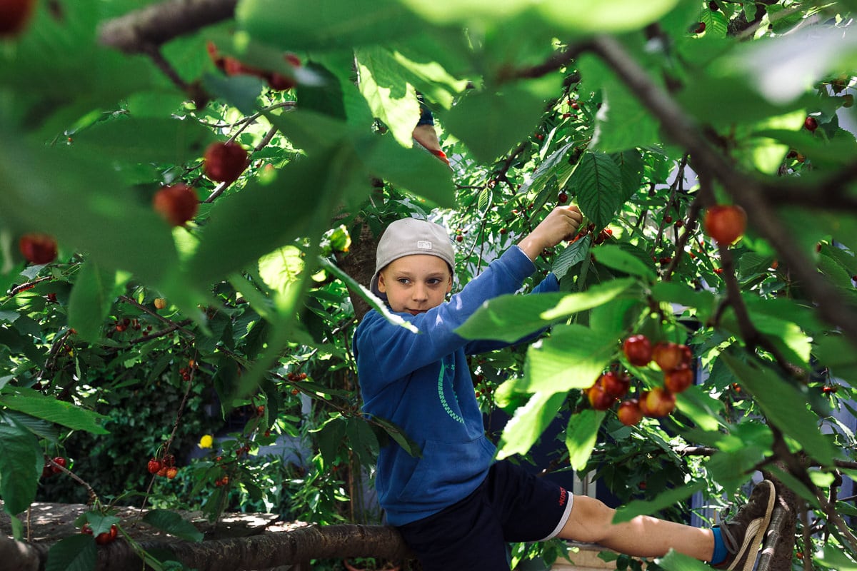 Ernestine-et-sa-famille-wedding and life photographer_NO-6 ‣ Photographe de famille à l'approche documentaire pour vos évènements ou votre vie quotidienne, à Paris et dans toute la France Reportage de famille à Paris, en ile de France