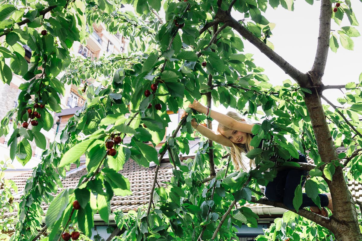 Ernestine-et-sa-famille-wedding and life photographer_NO-7 ‣ Photographe de famille à l'approche documentaire pour vos évènements ou votre vie quotidienne, à Paris et dans toute la France Reportage de famille à Paris, en ile de France