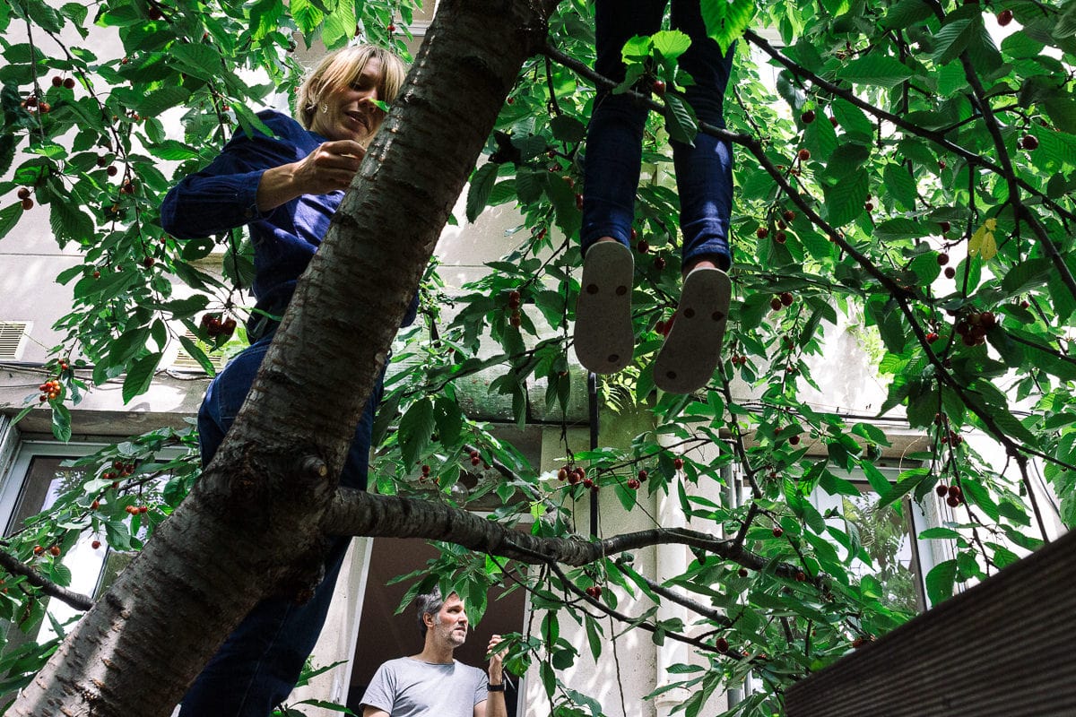 Ernestine-et-sa-famille-wedding and life photographer_NO-9 ‣ Photographe de famille à l'approche documentaire pour vos évènements ou votre vie quotidienne, à Paris et dans toute la France Reportage de famille à Paris, en ile de France