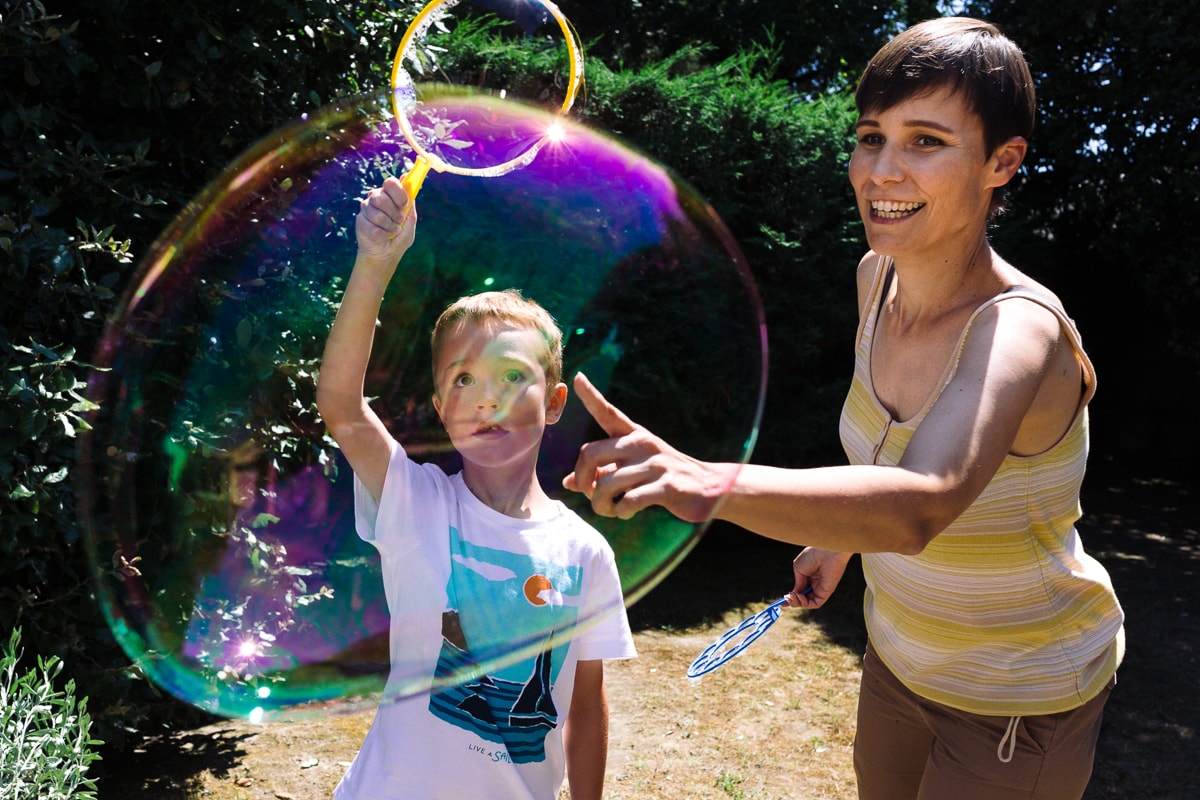 photo de bulles en couleur pendant reportage documentaire de famille à Saint-Hilaire-de-Riez