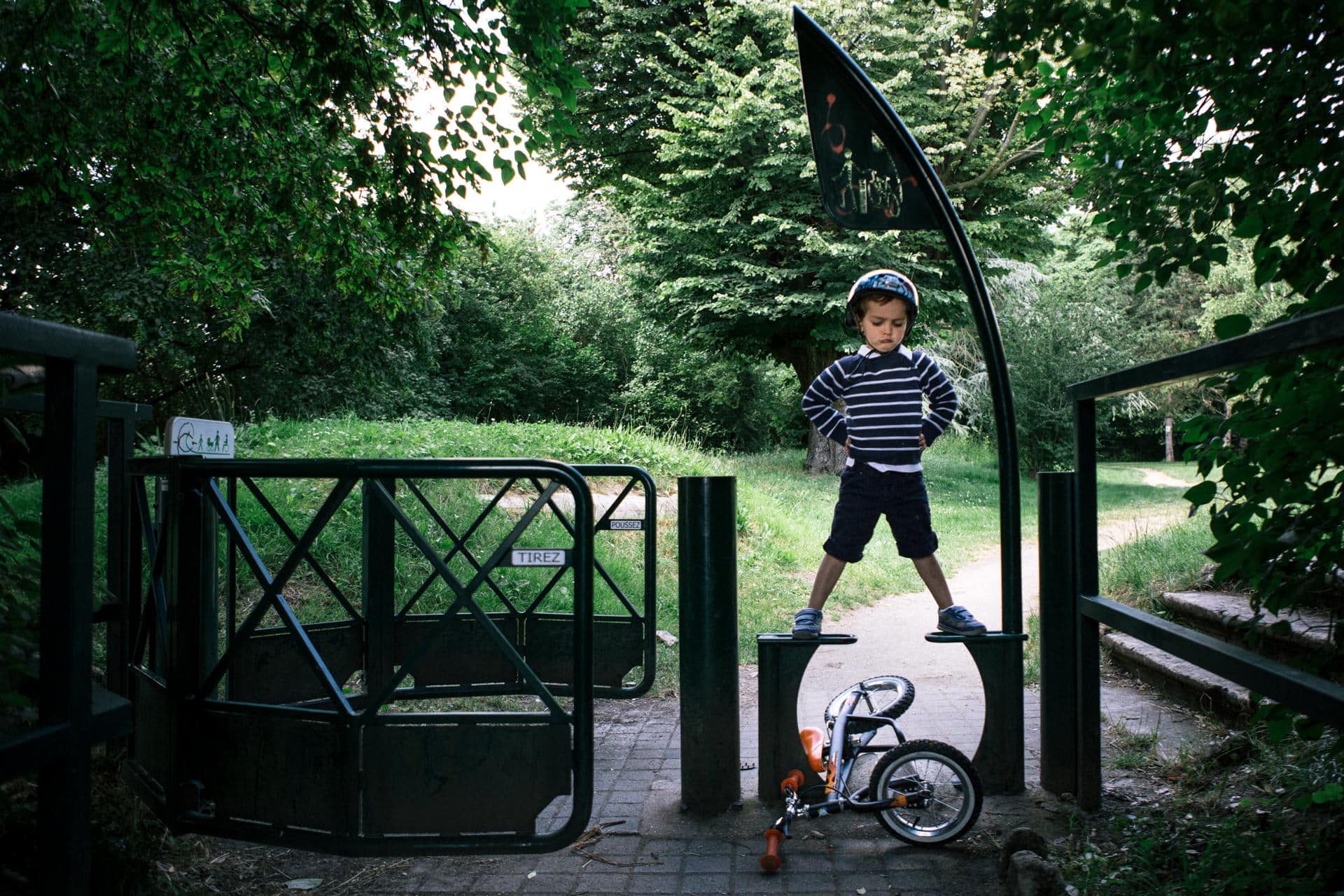 Ernestine et sa famille - wedding and life photographer - 1920-1-7 ‣ Photographe de famille à l'approche documentaire pour vos évènements ou votre vie quotidienne, à Paris et dans toute la France petit garçon qui boude - reportage documentaire de famille photo du quotidien dans une famille à Paris (75)