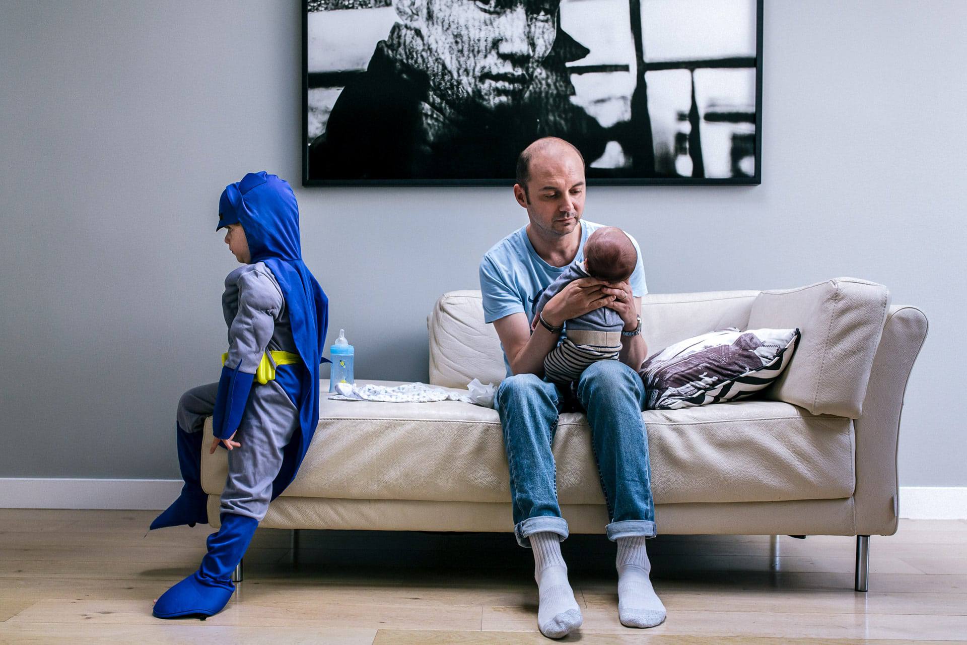 Ernestine et sa famille - wedding and life photographer - 1920-318-3 ‣ Photographe de famille à l'approche documentaire pour vos évènements ou votre vie quotidienne, à Paris et dans toute la France Arrivée d'un petit frère - reportage photo du quotidien dans une famille à Paris