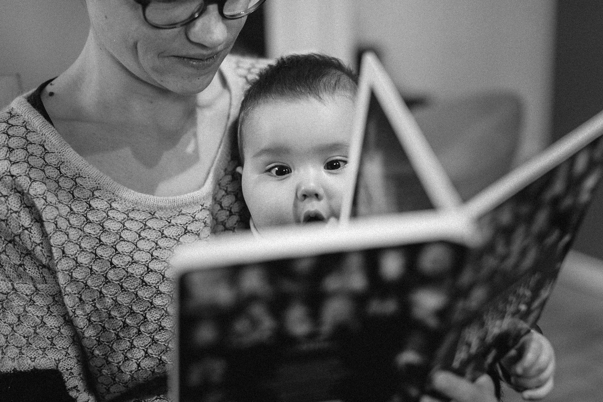 bébé et maman qui lisent un livre reportage documentaire de famille photo du quotidien dans une famille en bretagne