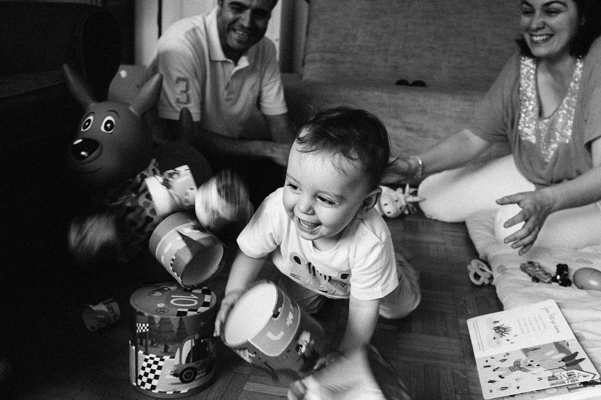 Ernestine et sa famille - wedding and life photographer - 1920-327 ‣ Photographe de famille à l'approche documentaire pour vos évènements ou votre vie quotidienne, à Paris et dans toute la France bébé qui tape dans la tour de boite de reportage documentaire de famille photo du quotidien dans une famille à Paris (75)