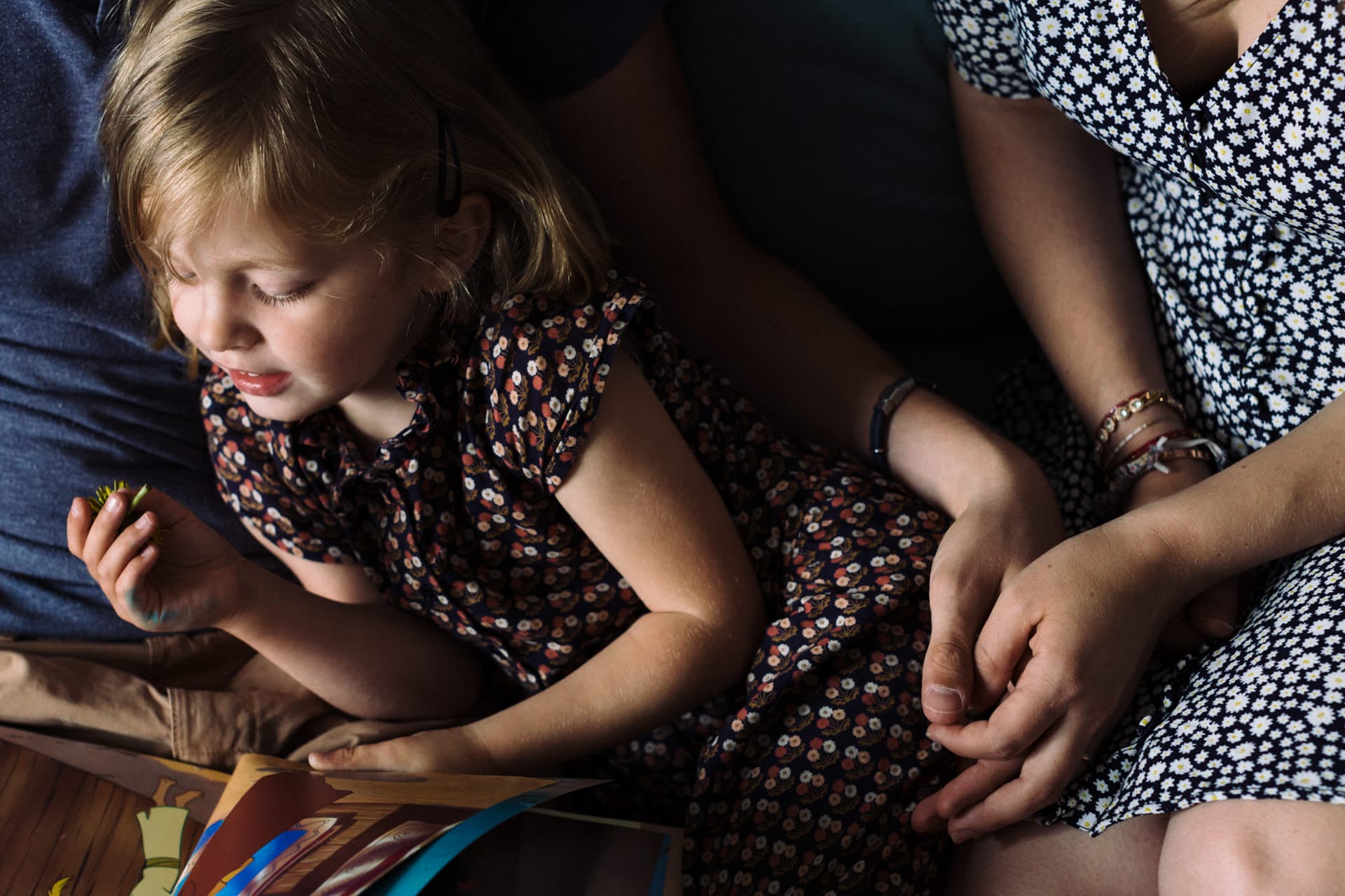 reportage soirée déguisée vallée de chevreuse ‣ Photographe de famille à l'approche documentaire pour vos évènements ou votre vie quotidienne, à Paris et dans toute la France les mains - reportage photo du quotidien dans une famille à Meudon (92)