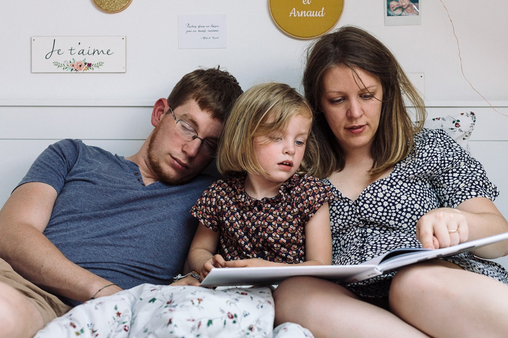 Ernestine-et-sa-famille-wedding and life photographer-57 ‣ Photographe de famille à l'approche documentaire pour vos évènements ou votre vie quotidienne, à Paris et dans toute la France Lecture avec mama et papa qui dort - reportage documentaire de famille photo du quotidien dans une famille à Paris (75)