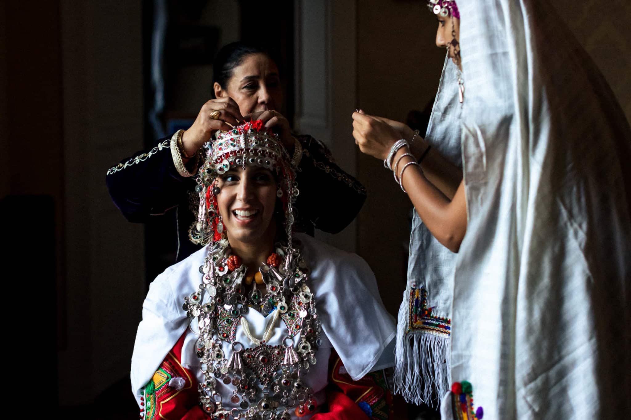 Ernestine-et-sa-famille-wedding and life photographer_-2 ‣ Photographe de famille à l'approche documentaire pour vos évènements ou votre vie quotidienne, à Paris et dans toute la France Préparatifs de la mariée en tenue traditionnelle berbère - reportage de mariage au château Barthélemy mariage dans les Yvelines