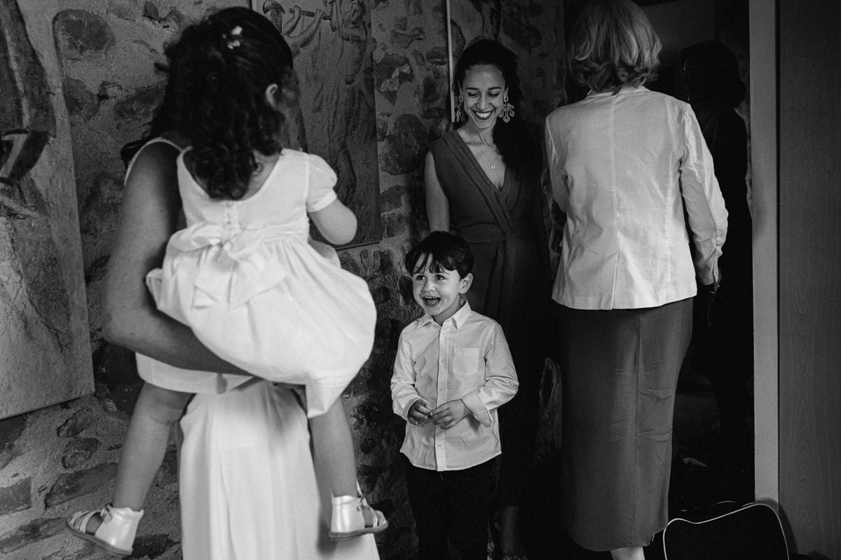 Mariage sur deux jours au Pays Basque - cérémonie laïque au gite au milieu des fougères - photo du garçon qui découvre sa maman