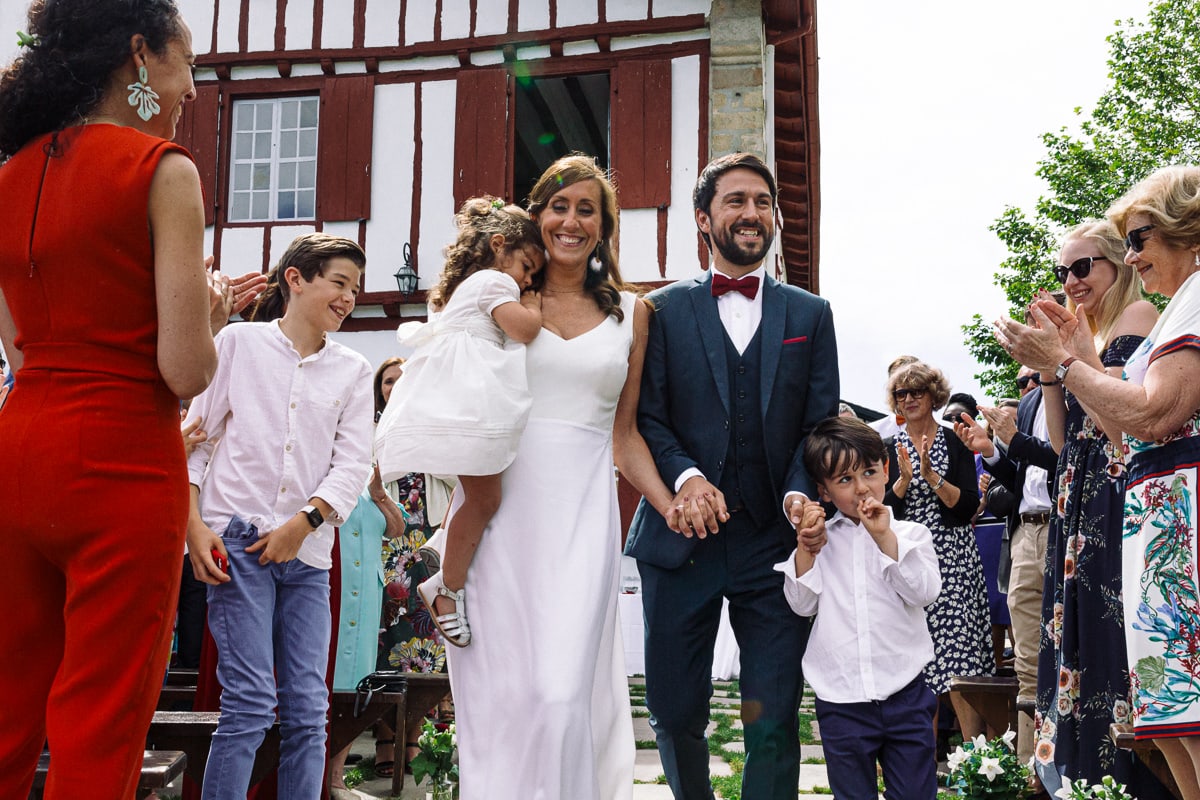 Mariage sur deux jours au Pays Basque - cérémonie laïque au gite au milieu des fougères - arrivée des mariés