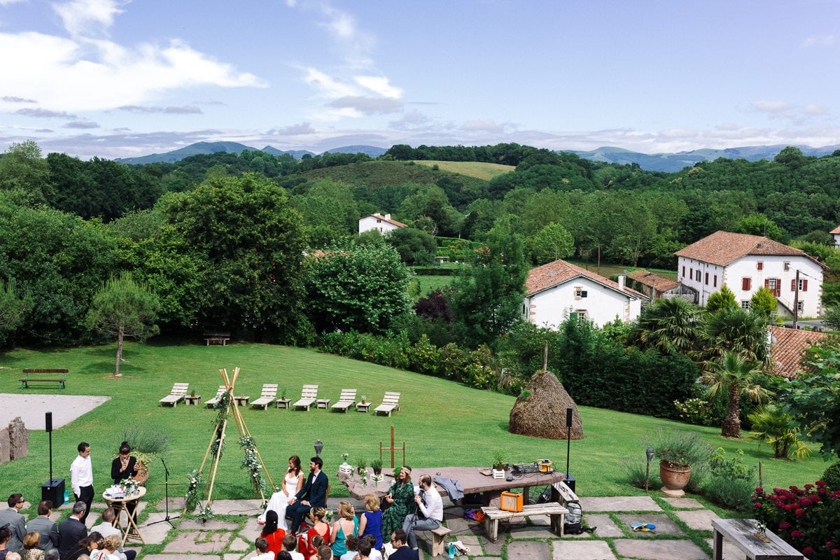 Mariage sur deux jours au Pays Basque - cérémonie laïque au gite au milieu des fougères avec vue sur la montagne