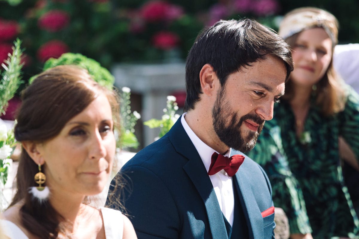 Mariage sur deux jours au Pays Basque - cérémonie laïque au gite au milieu des fougères - émotion du marié pendant la cérémonie laïque